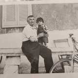 Tavolo di cui Elisa conserva diversi scatti. In uno vi � proprio lei da piccola che vi sale su, aggrappata a suo nonno...